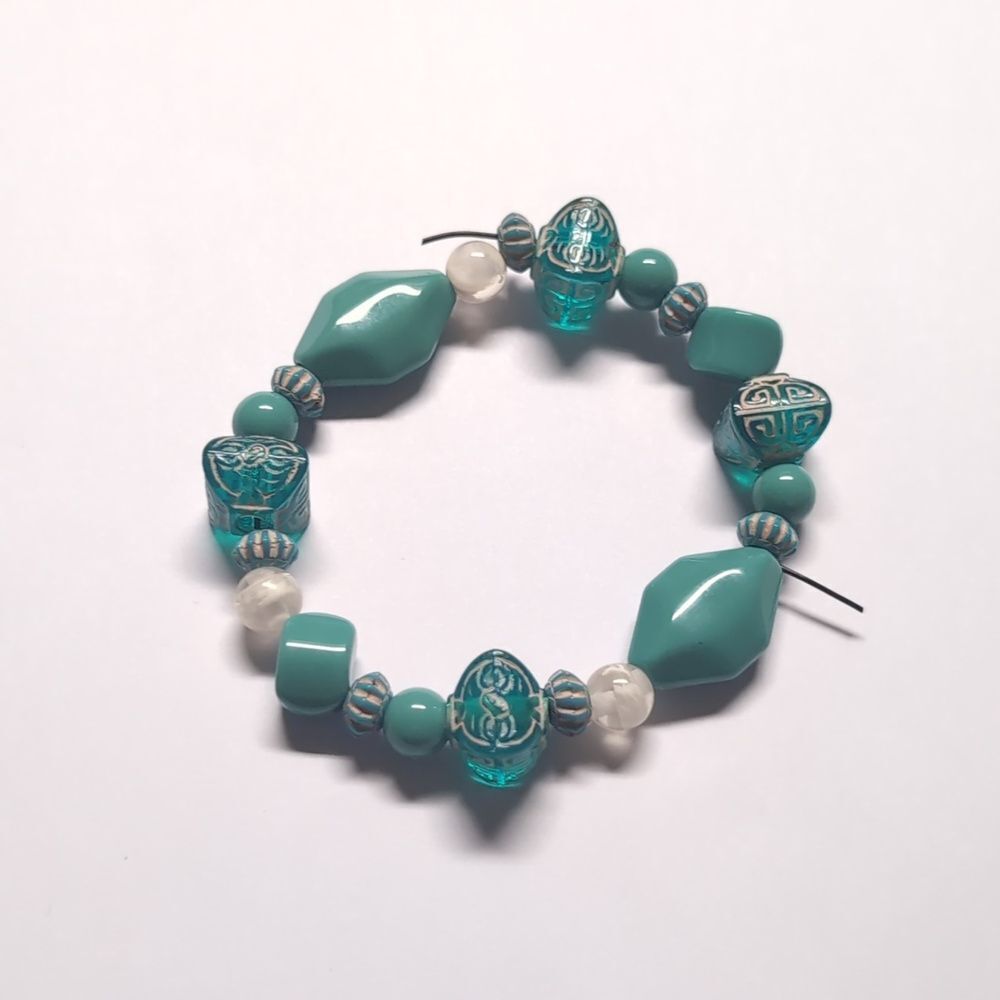 30 Blue And Clear Beaded Bracelet 6$
